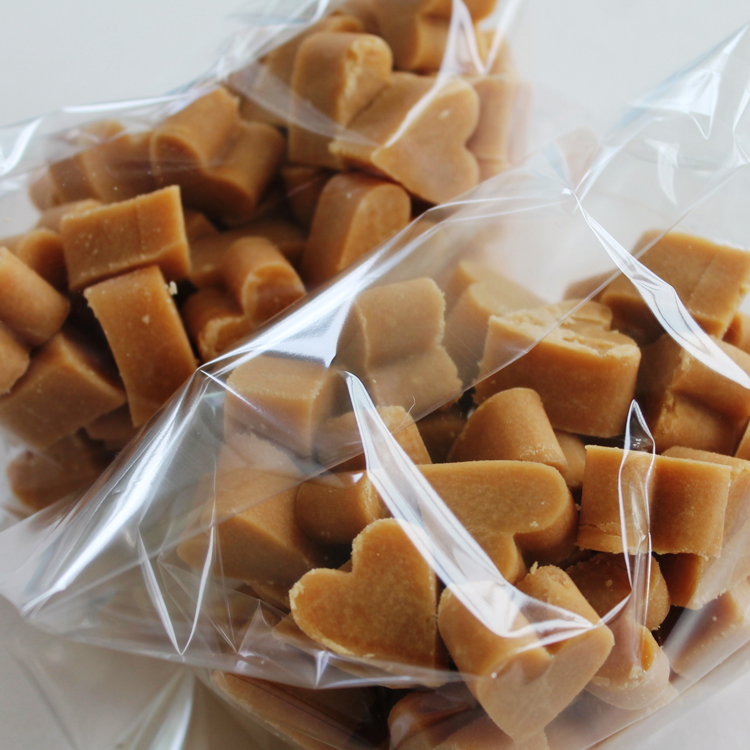 100 loose Scottish tablet heart wedding favours